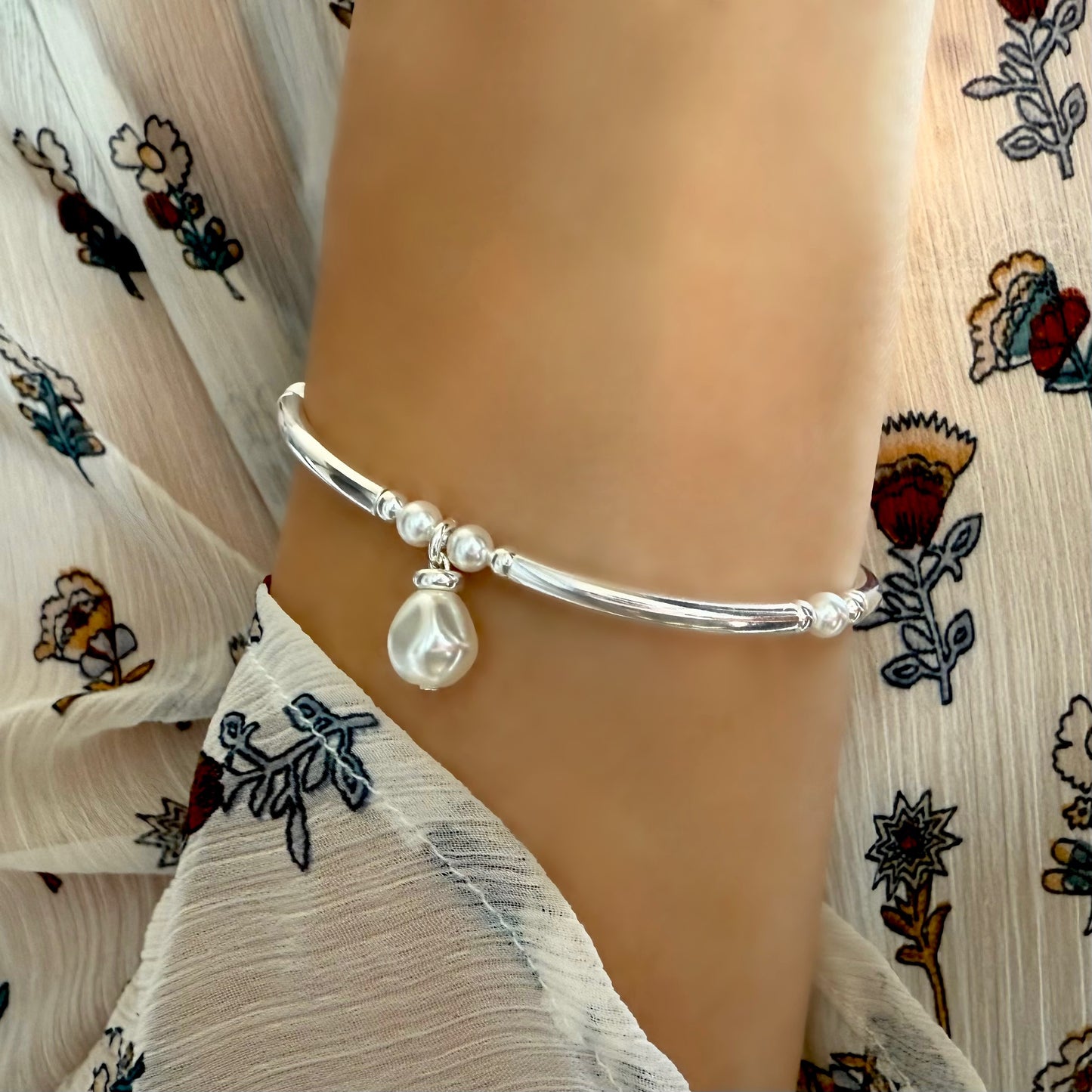 white pearl bangle  AIDA SBB08